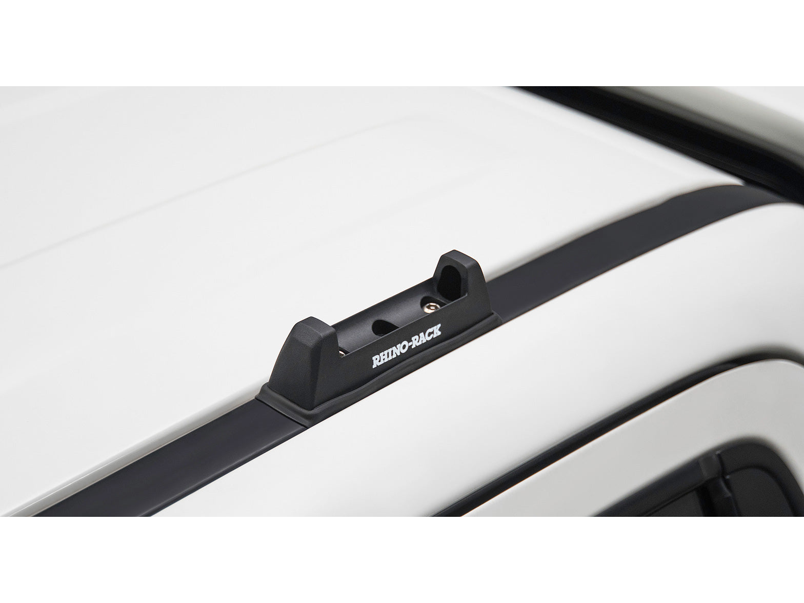 Kit de 3 barres de toit RHINO-RACK pour Iveco Daily H1 2015+, longueur 1650mm, fixation sécurisée.