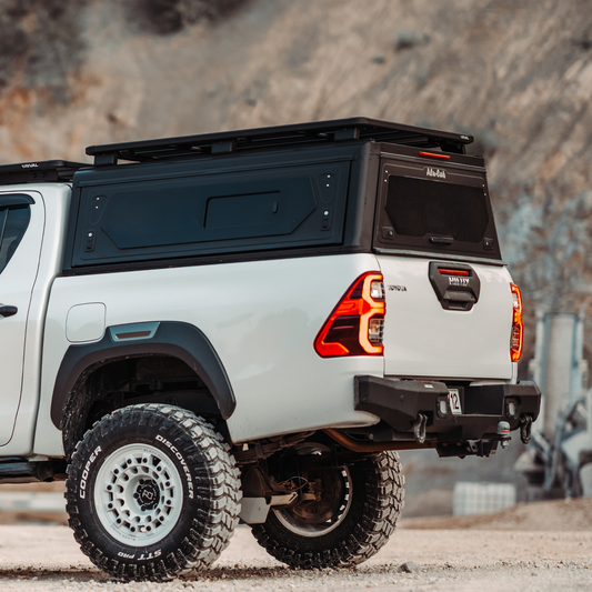 Hardtop Alu-Cab Contour pour Toyota Hilux 2016 et plus, robuste et en aluminium, vue de face sur le véhicule.