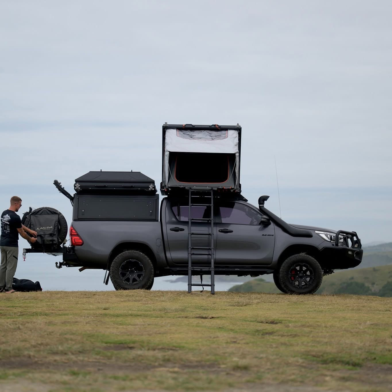 Hardtop Alu-Cab Contour Toyota Hilux 2016 à Présent sur Xperts4x4 Accessoires 4x4 Off-Road