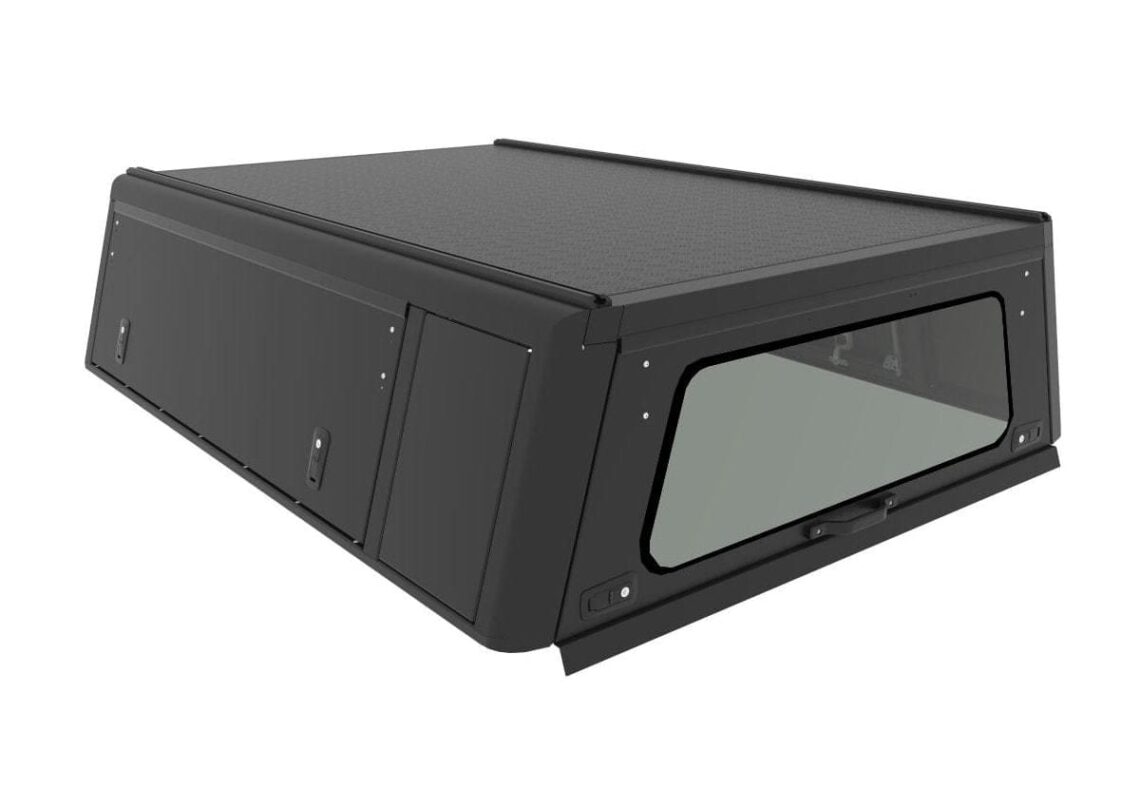 Hardtop Alu-Cab Explorer 3 pour Mitsubishi L200 2016+ en aluminium, montage extérieur avec fenêtres et porte.