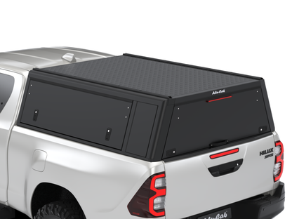 Hardtop Alu-Cab "Guard" pour Toyota Hilux Revo 2016+ Extra Cab, robuste et en aluminium, vue de face avec fenêtres latérales