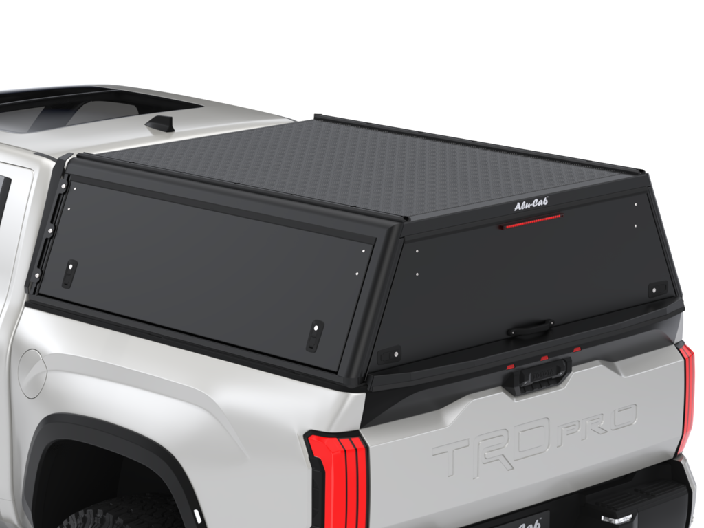 Hardtop Alu-Cab "Guard" pour Toyota Tundra 2022+ en aluminium, version lisse, vue de face sur le véhicule.