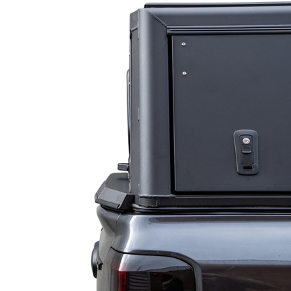 Hardtop en aluminium Alu-Cab Explorer 3 pour VW Amarok 2010-2022, robuste et adapté pour camping et transport.