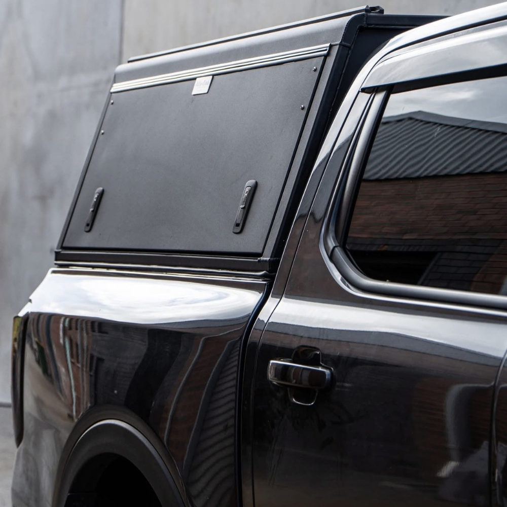 Hardtop en aluminium Alu-Cab Explorer 3 pour VW Amarok 2010-2022, robuste et adapté pour camping et transport.