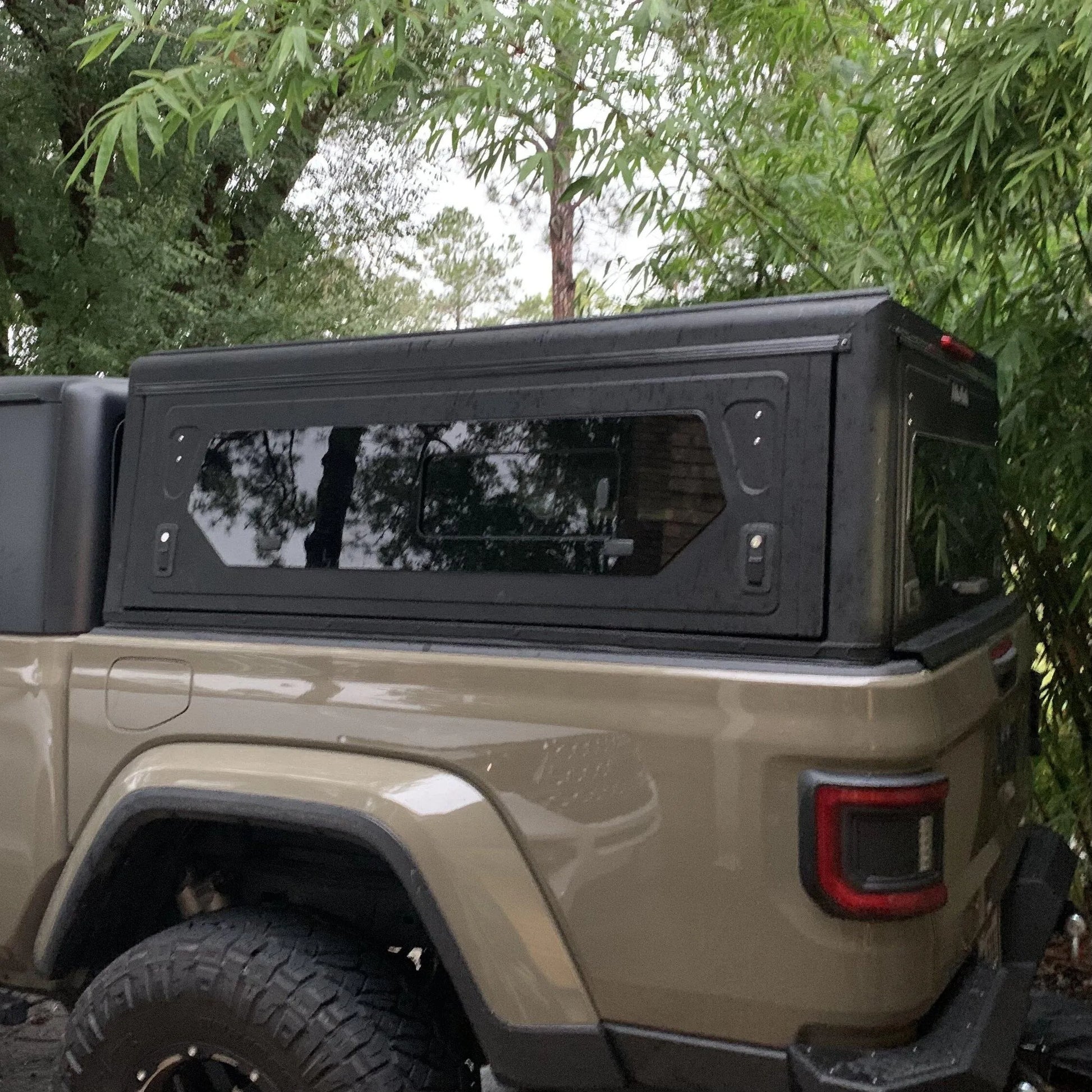 Hardtop Alu-Cab Contour en aluminium noir pour Jeep Gladiator JT 2019+, robuste et sécurisé.