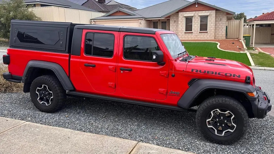 Hardtop Alu-Cab Contour en aluminium noir pour Jeep Gladiator JT 2019+ sur une image montrant la finition et la structure du hardtop.