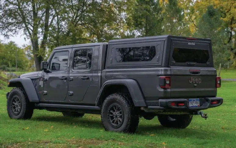 Hardtop Alu-Cab Contour en aluminium noir pour Jeep Gladiator JT 2019+, robuste et adapté à l'extérieur.