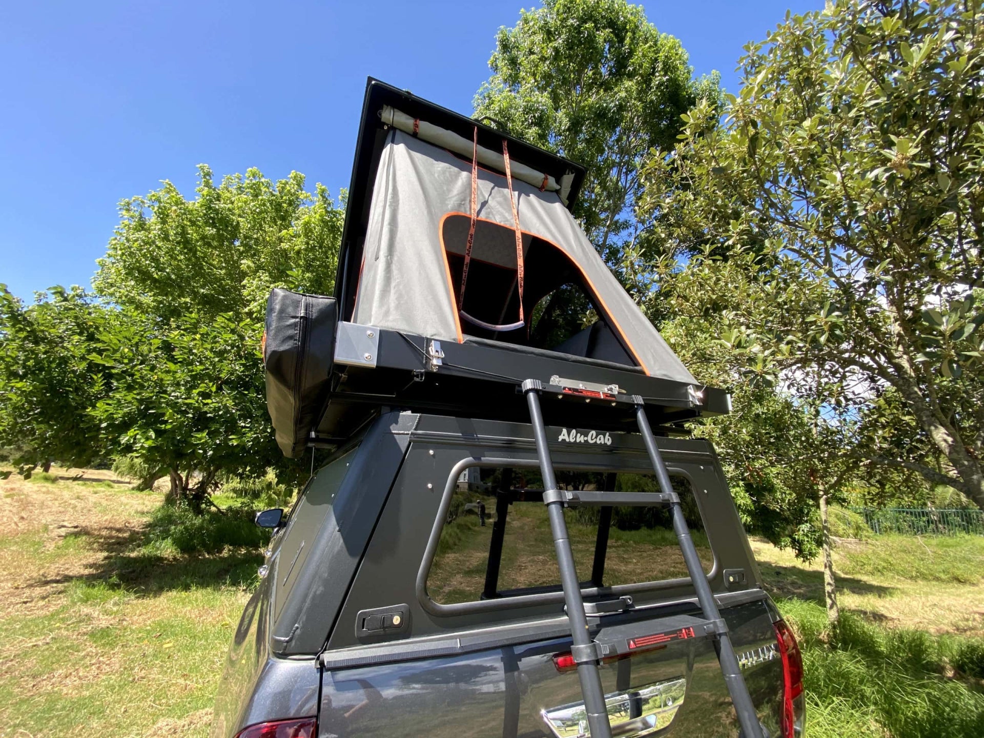 Support Auvent 270° & 180° sur Tente de toit Alu-Cab Expédition Gen 3 sur Xperts4x4 Accessoires 4x4 Off-Road
