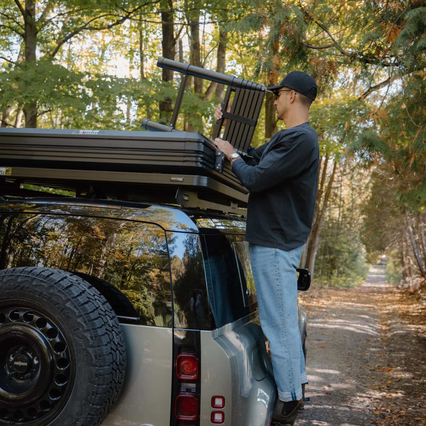 Tente de toit Voyage L GO OVERLAND CANADA pour 4 personnes, installation sur véhicule tout-terrain, vue extérieure en camping