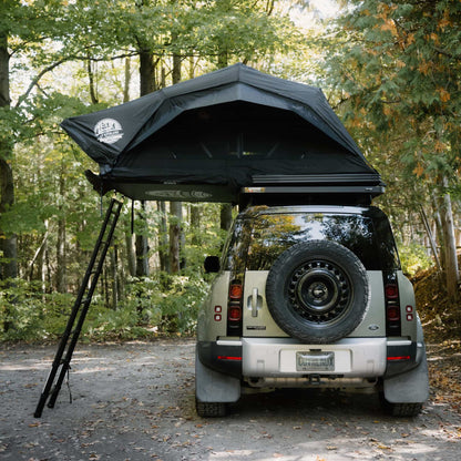 Tente de toit Voyage M Go Overland Canada pour 2-3 personnes, installation sur véhicule, en extérieur avec ciel clair.