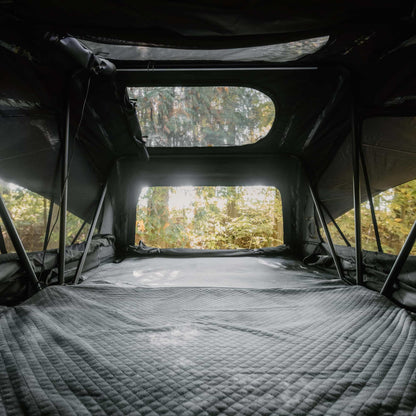 Tente de toit Voyage M GO OVERLAND CANADA pour 2-3 personnes, installation sur un véhicule tout-terrain.