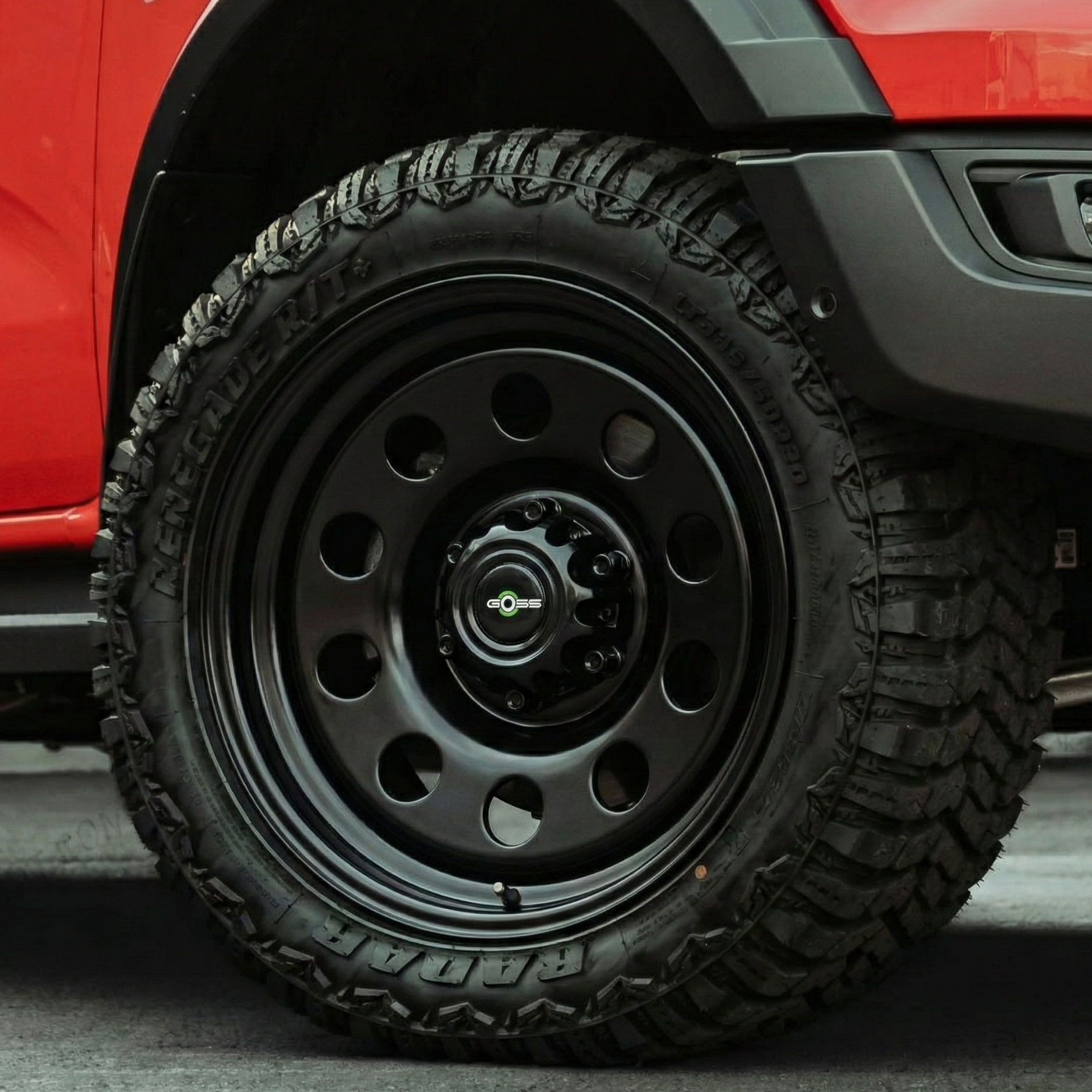 Jante en acier GOSS pour Toyota Hilux Revo 2016 et plus, vue de face avec détails de la finition noire.