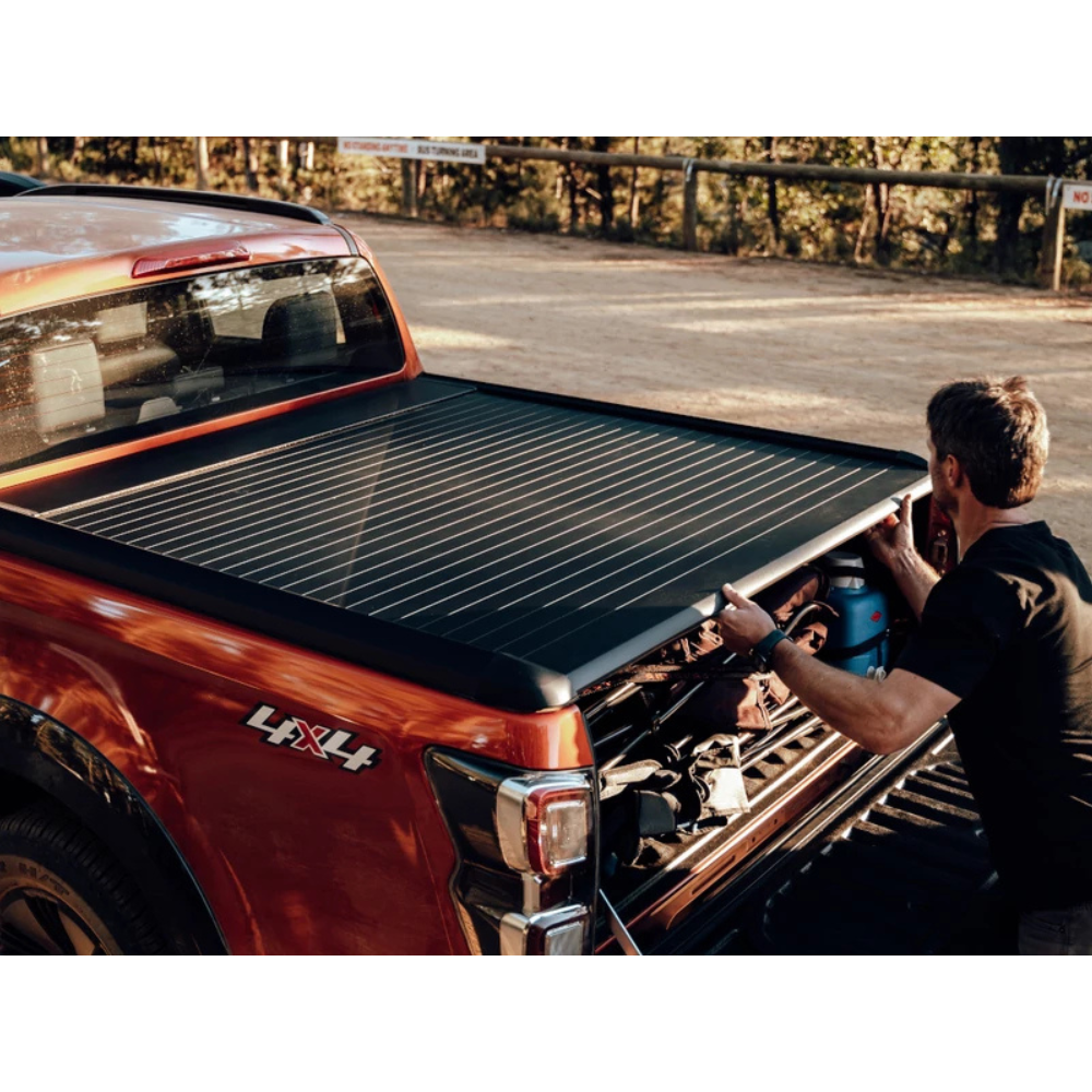 Rideau de benne manuel Mountain Top EVOm pour Ford Ranger/Raptor 2011-2022, couvre benne robuste et facile à manipuler.