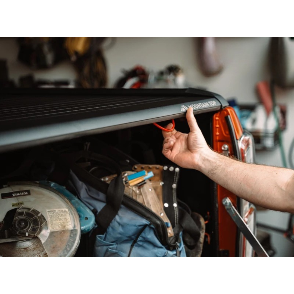 Rideau de benne manuel Mountain Top EVOm pour Ford Ranger/Raptor 2011-2022, couvre benne robuste et pratique.