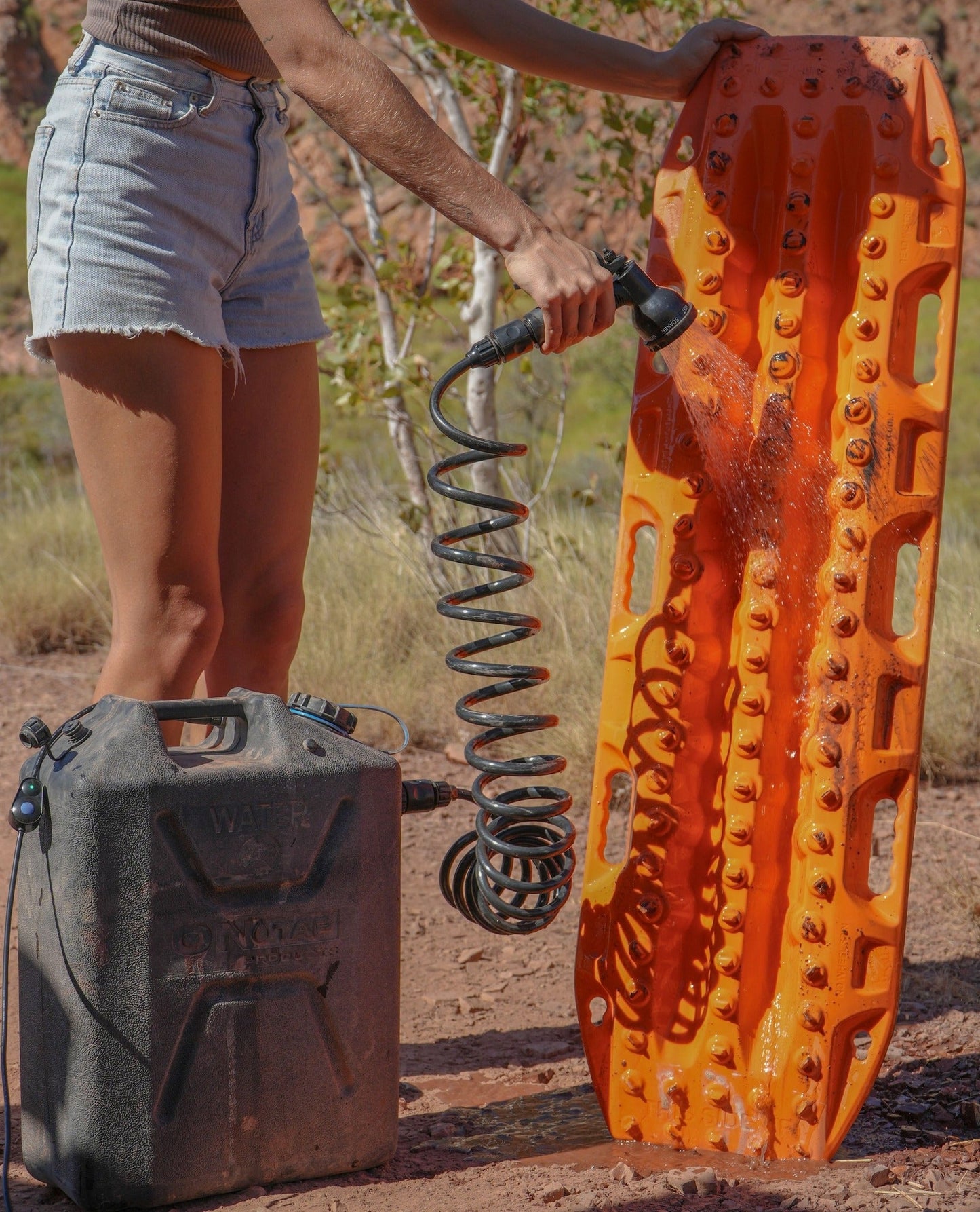 Douche portable ONTAP Black Edition par ARB4x4, vue de la douche compacte avec pommeau noir et tuyau flexible.