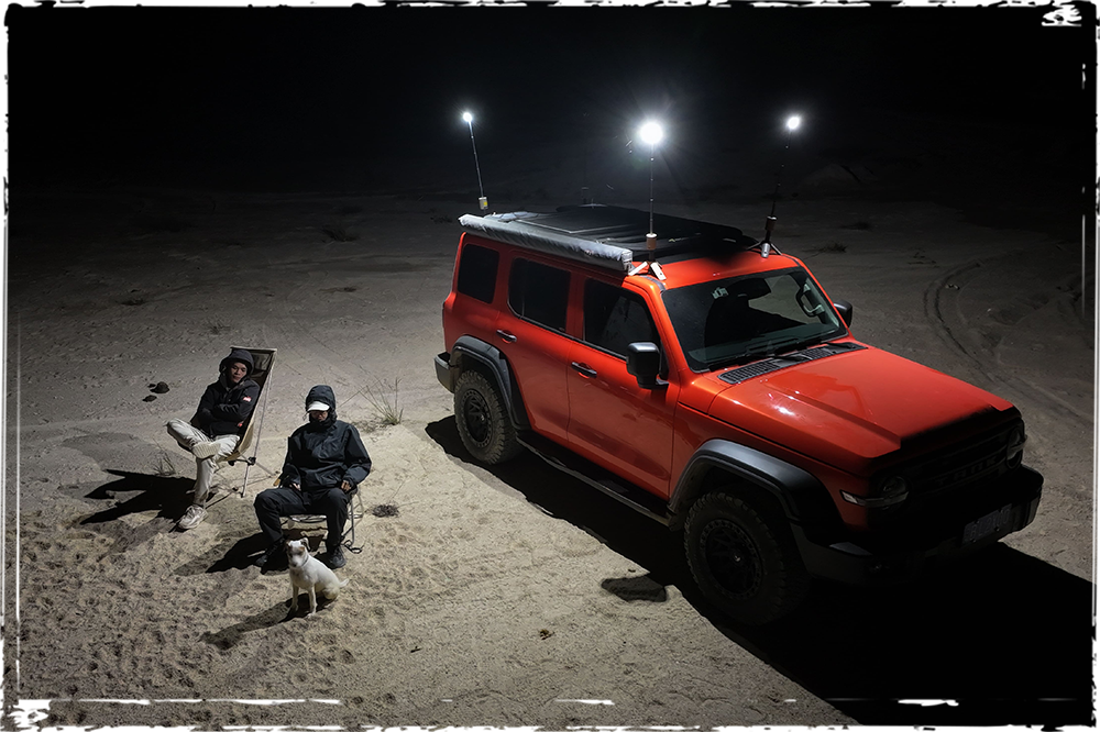 OuTask Lampe Télescopique Gris Clair - Outdoor LED 720° Rechargeable sur Xperts4x4 Accessoires 4x4 Off-Road