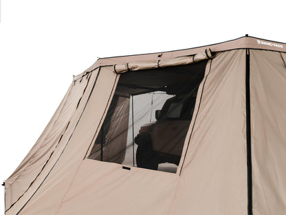 Auvent auto-portant 270° avec parois Batwing côté gauche de RHINO-RACK, installation pour véhicule.