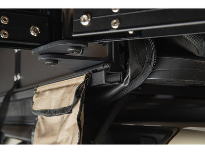 Auvent auto-portant 270° RHINO-RACK avec parois batwing côté gauche, pour véhicule tout-terrain et camping.