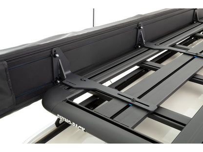 Auvent auto-portant 270° avec parois Batwing côté gauche de la marque Rhino-Rack, pour véhicule tout-terrain.