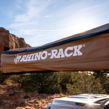 Auvent auto-portant 270° Batwing côté gauche de RHINO-RACK avec parois pour véhicule tout-terrain.