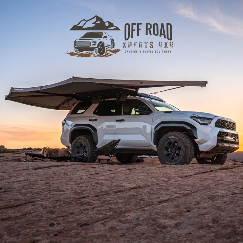 Auvent auto-portant 270° avec parois batwing côté gauche de la marque RHINO-RACK, pour camping et extérieur.