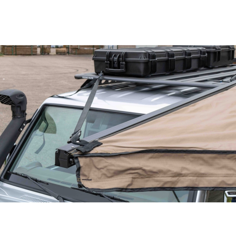 Auvent auto-portant 270° avec parois Batwing côté gauche de RHINO-RACK, pour protection et style en extérieur.