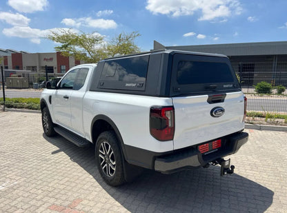 Capot rigide RSI EVOs SPORT pour Ford Ranger/Raptor 2023+ Next Gen, en métal noir avec fenêtres latérales.