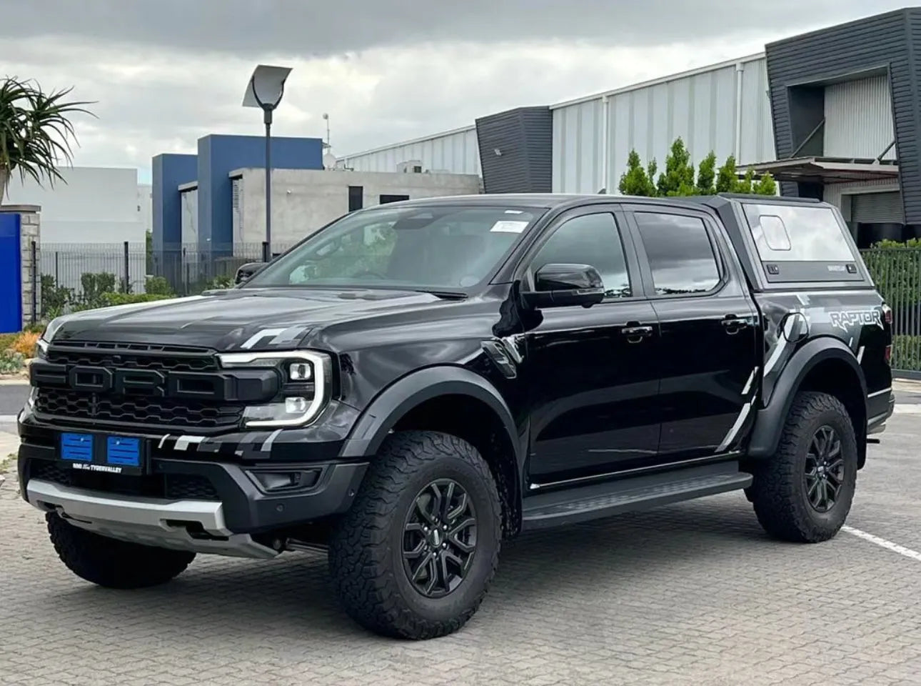 Hardtop RSI EVOs SPORT pour Ford Ranger Raptor 2023+ Next Gen, finition noire, installation sur le véhicule.