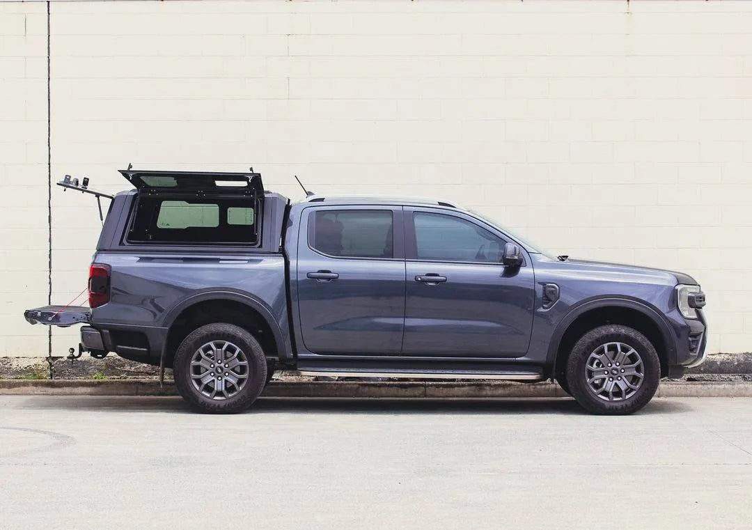Hardtop RSI EVOs SPORT pour Ford Ranger Raptor 2023+ Next Gen, en aluminium noir, avec fenêtres latérales et fixation robuste.
