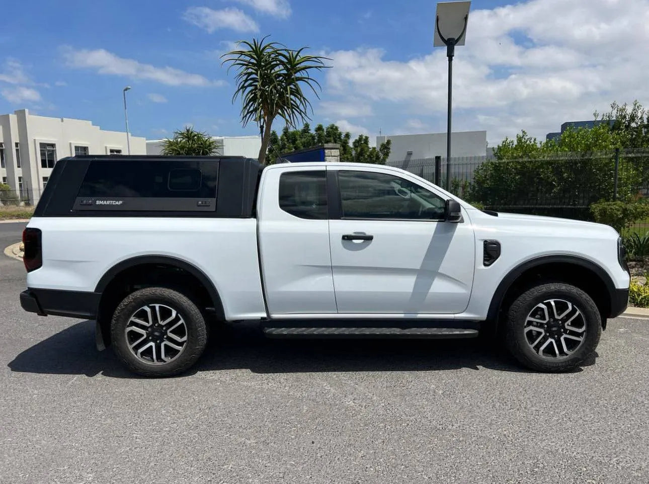 Hardtop RSI EVOs SPORT pour Ford Ranger/Raptor 2023+ Next Gen, finition noire, installation sécurisée, vue de côté.