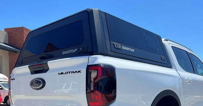 Hardtop RSI EVOs SPORT pour Ford Ranger/Raptor 2023+ Next Gen, finition noire, monté sur le véhicule, vue de côté.