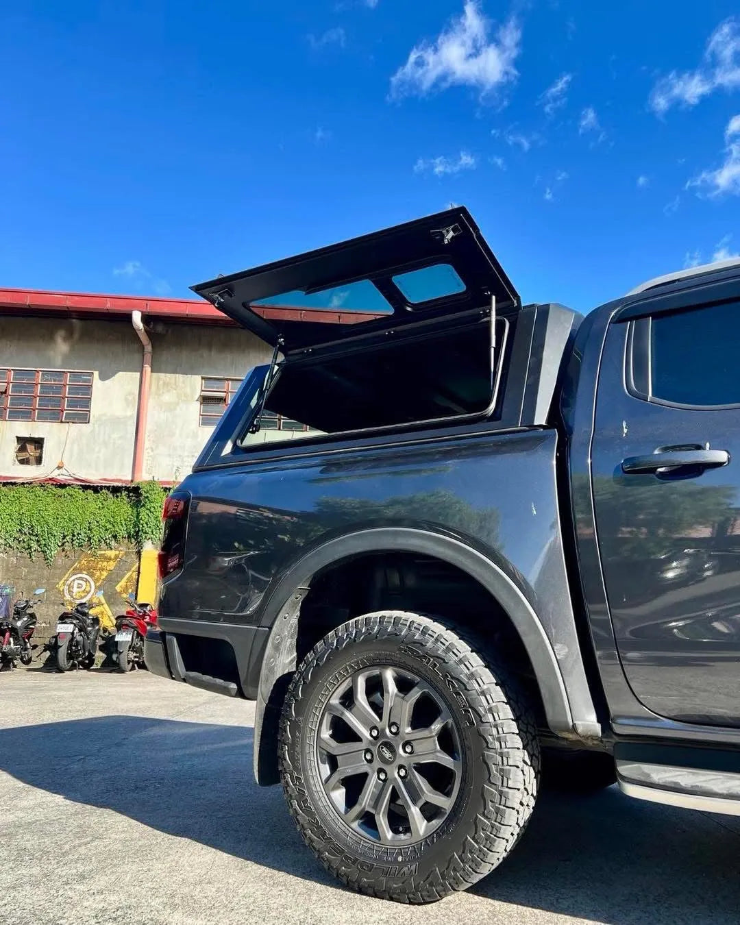 Capot rigide RSI EVOs SPORT pour Ford Ranger Raptor 2023+ Next Gen, en aluminium noir, installé sur la camionnette.