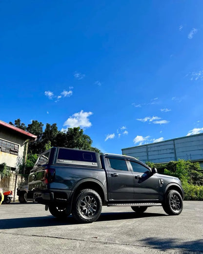 Coque rigide RSI EVOs SPORT pour Ford Ranger/Raptor 2023+ Next Gen, en coloris noir, installation sur véhicule utilitaire.