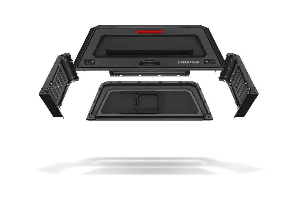Capot rigide RSI SMARTCAP pour Ford Raptor 2023+ Next Gen, modèle EVOa Adventure, vue de face sur le véhicule.