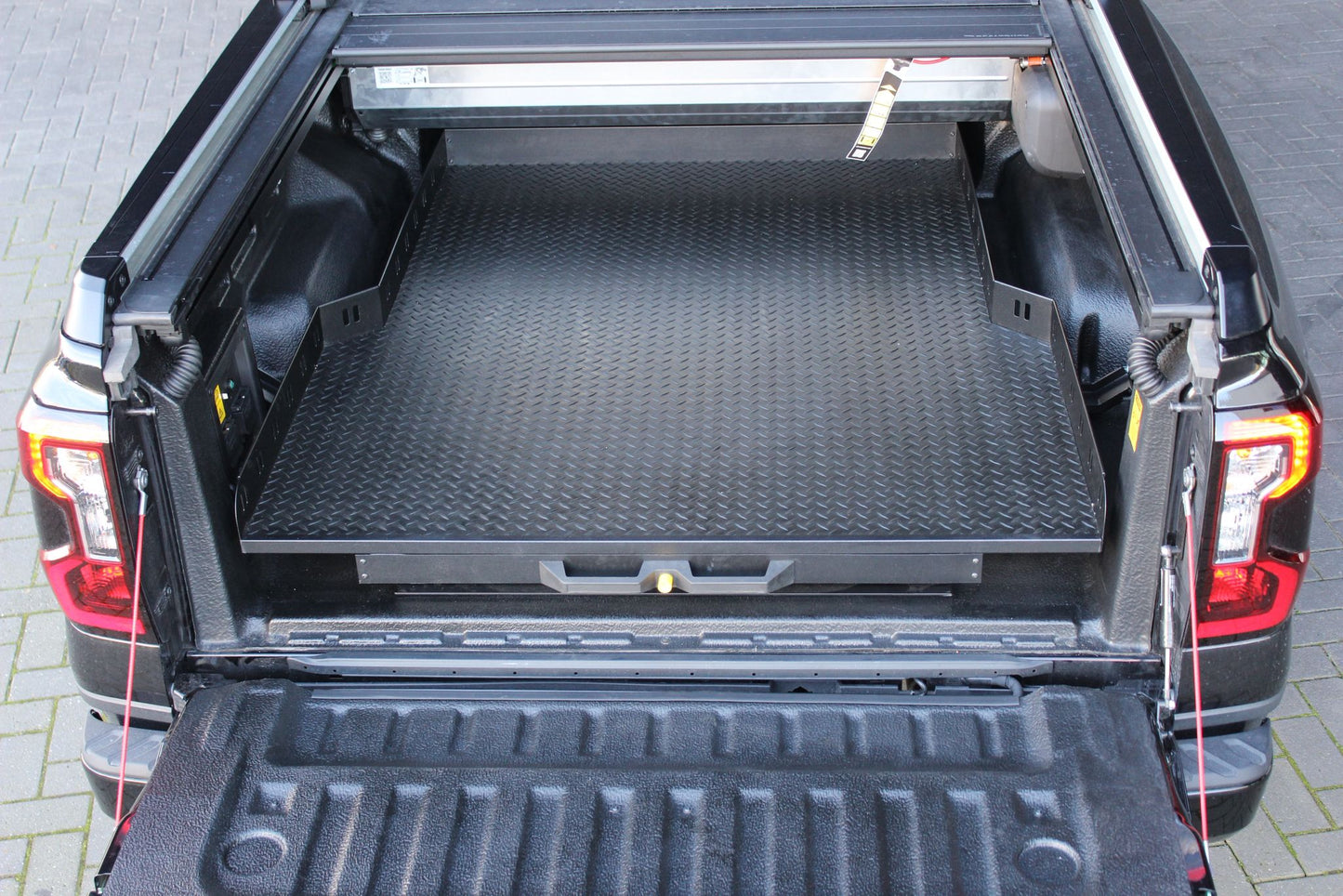 Plateau coulissant RUUUD pour VW Amarok 2010-2022 double cabine, vue du dessus, installation sur le véhicule.