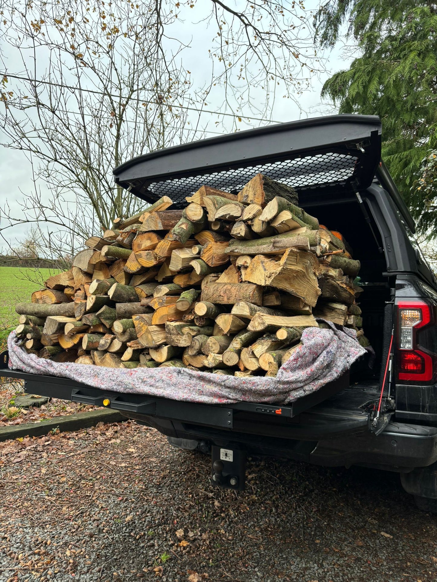 Plateau coulissant RUUUD pour VW Amarok 2010-2022 double cab, surface en métal robuste et rails de glissement.