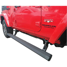 Marche-pieds électriques T-MAX pour Jeep JK 2007-2018, Powerboard, vue du marche-pied latéral avec logo T-MAX.