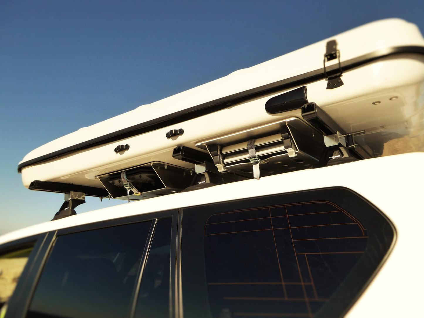 Support de plaques à sable Maxtrax sous tente James Baroud N4-Offroad sur Xperts4x4 Accessoires 4x4 Off-Road