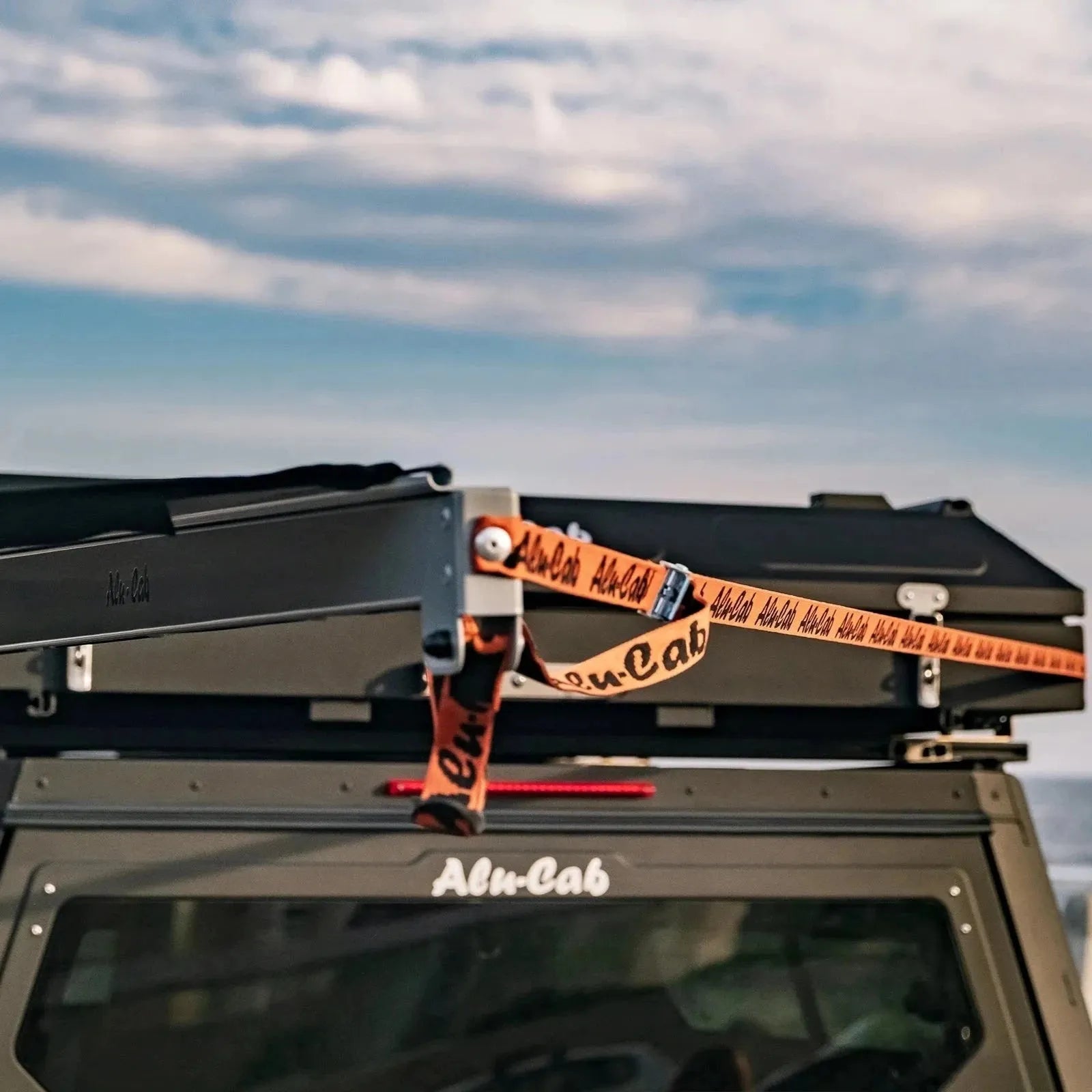 Auvent 180° 2.6m Autoportant Alu-Cab sur Xperts4x4 Accessoires 4x4 Off-Road