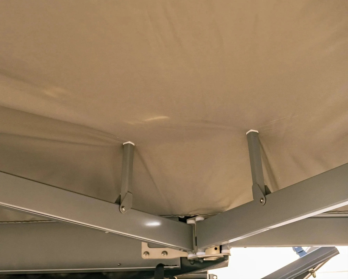 Auvent 180° 2.6m Autoportant Alu-Cab sur Xperts4x4 Accessoires 4x4 Off-Road