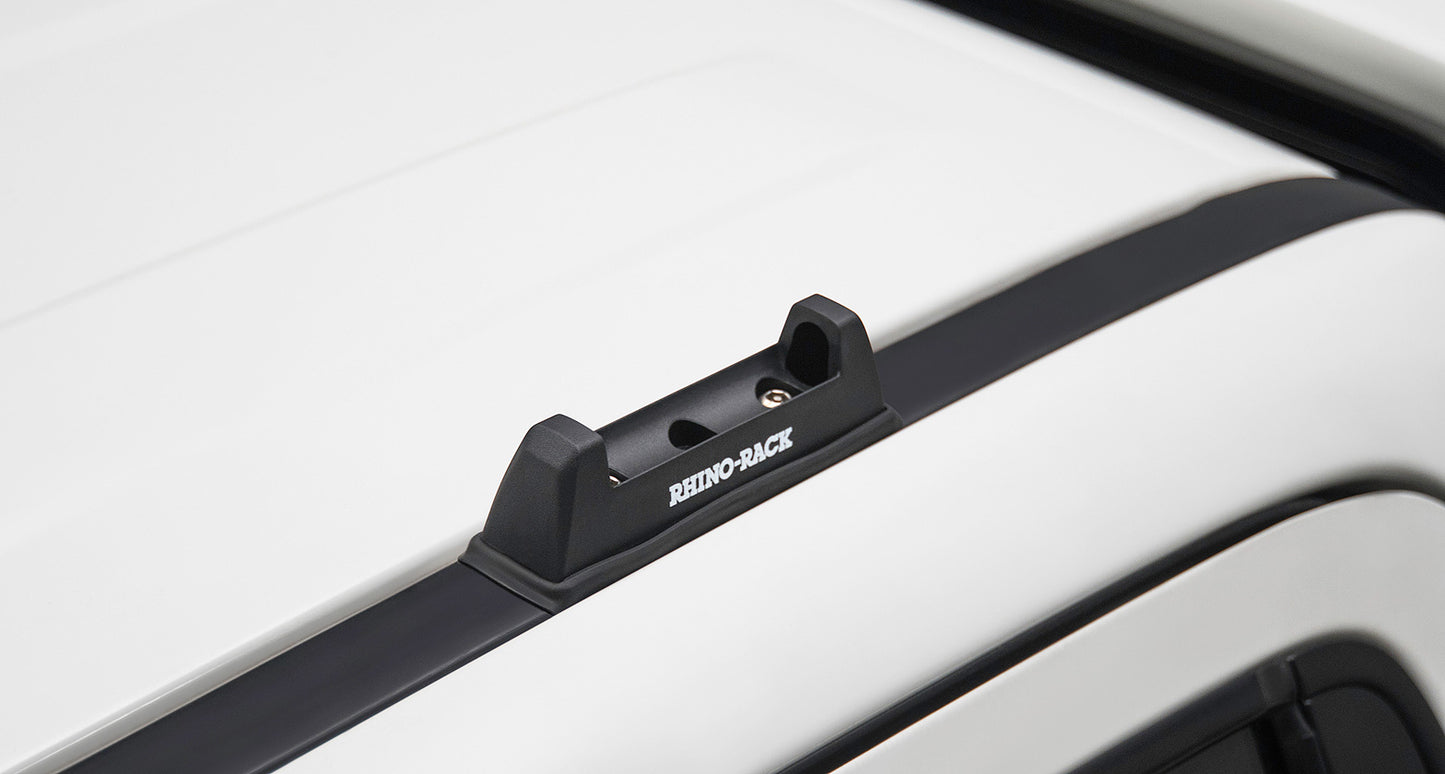 Kit de 2 barres de toit noires RHINO-RACK Heavy Duty 1650mm avec pieds pour Iveco Daily H1 2015+ sur véhicule utilitaire.
