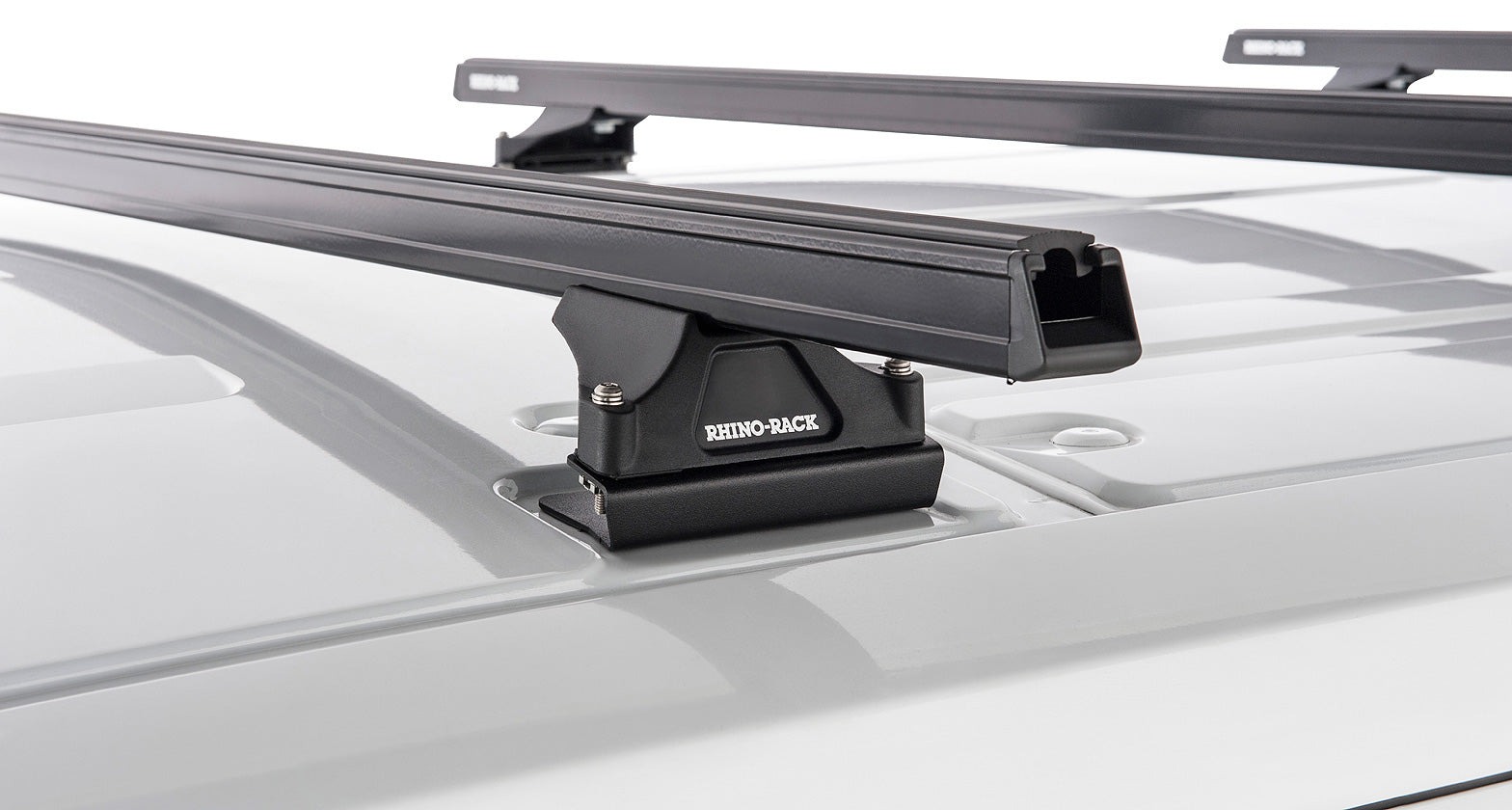 Kit de 2 barres de toit noires Heavy Duty RHINO-RACK pour Ford Transit 2014+, avec pieds, longueurs 1800mm, robuste et adapté au véhicule.