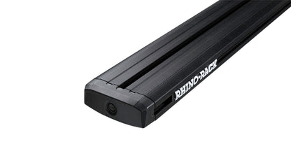 Kit de 4 barres de toit Rhino-Rack Reconn-Deck pour système de fixation de toit, visibles sur le véhicule.