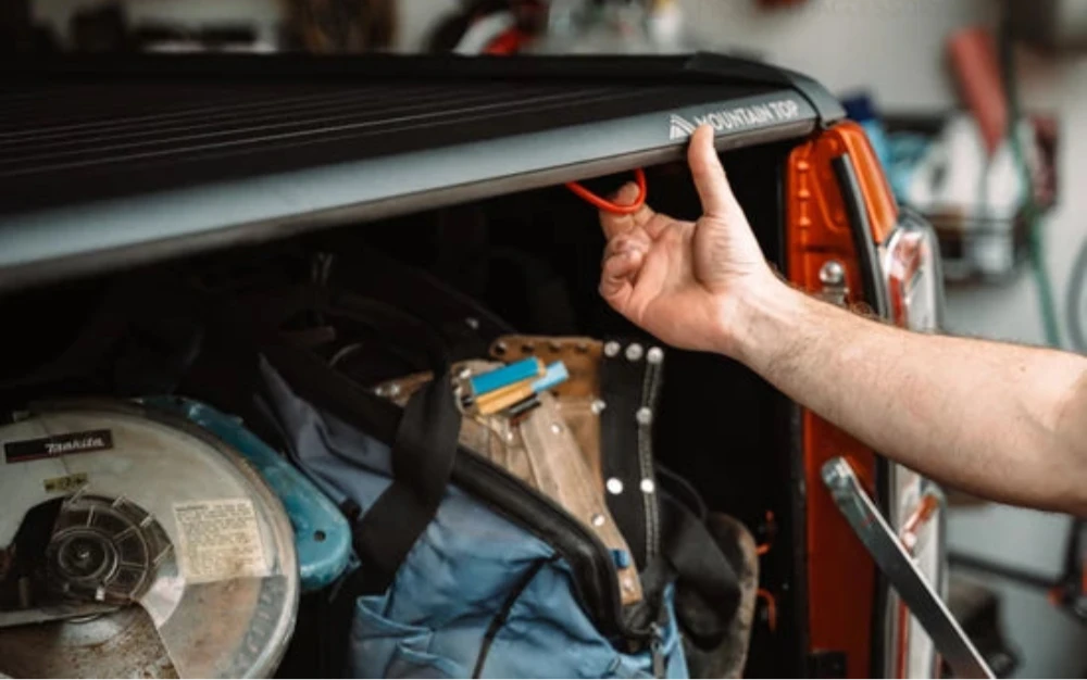 Couvre Benne Manuel Mountain Top EVOm – Isuzu D-Max 2020+ Double Cab sur Xperts4x4 Accessoires 4x4 Off-Road