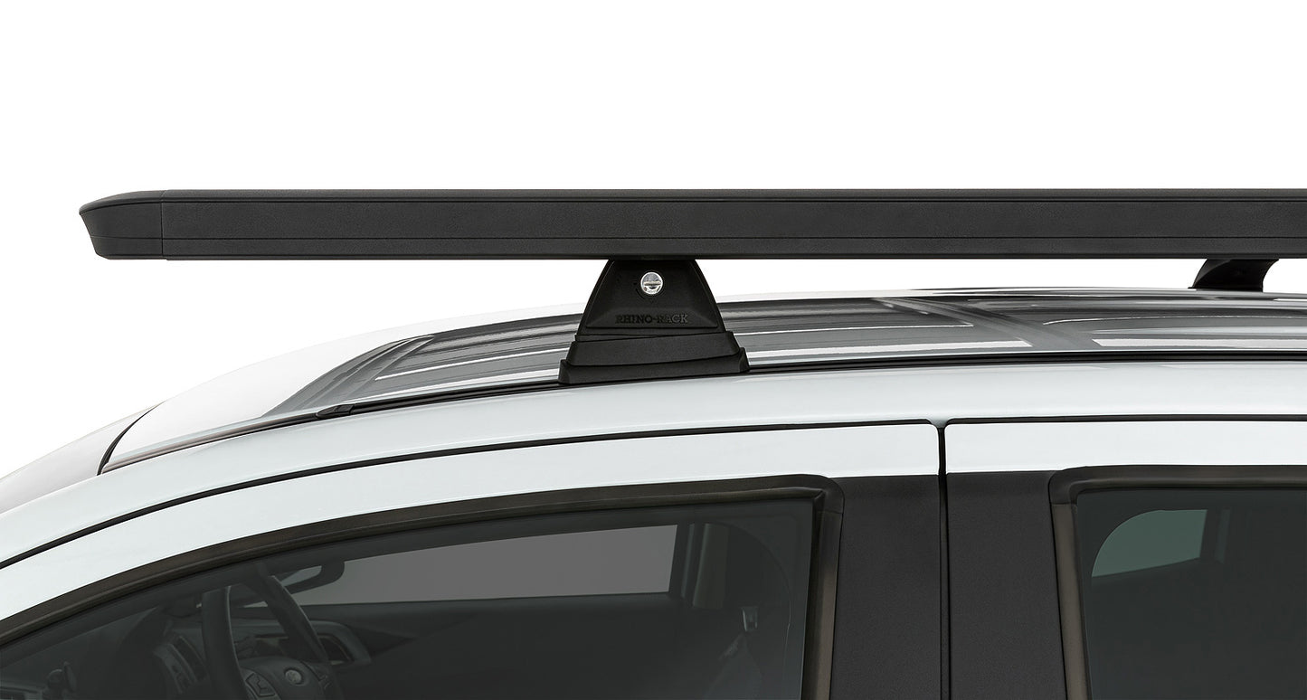 Kit galerie de toit Rhino-Rack Pioneer 6 pour VW Amarok 2011-2023, avec pieds, barres robustes, installation sur véhicule.