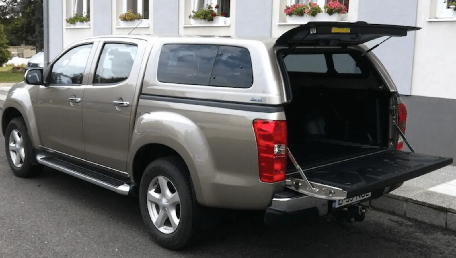 Hardtop Aeroklas Primer | Isuzu Dmax 2012-2020 Double Cab sur Xperts4x4 Accessoires 4x4 Off-Road