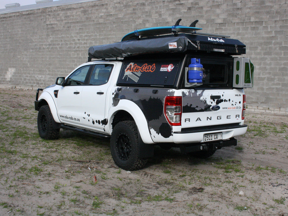 Hardtop Alu-Cab Adventure pour Ford Ranger 2012-2022, en aluminium, avec fenêtre et fixation robuste, vue de côté.