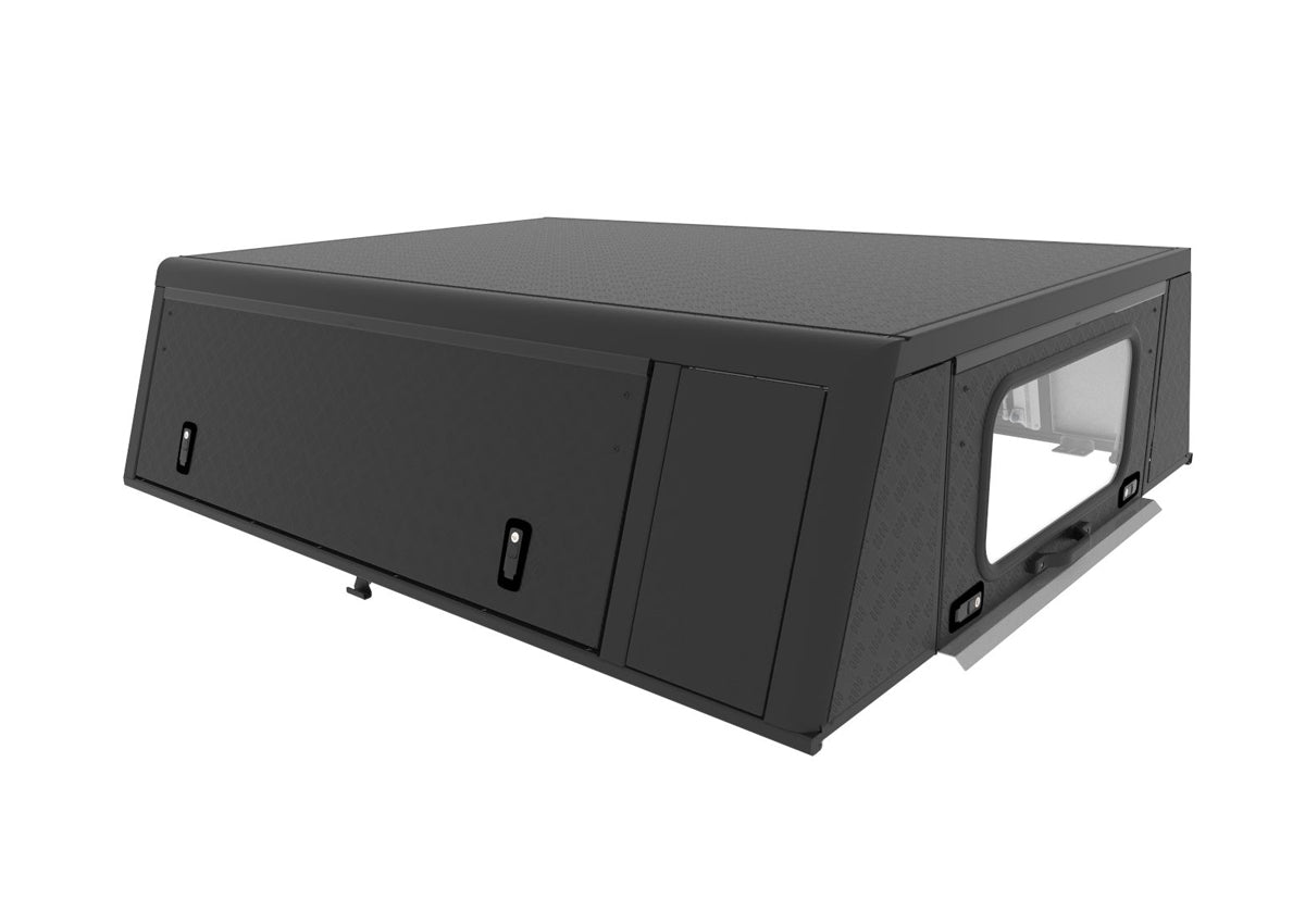 Hardtop Alu-Cab Adventure pour Isuzu D-Max 2012-2020, coffre rigide en aluminium, vue de face avec fenêtres latérales.