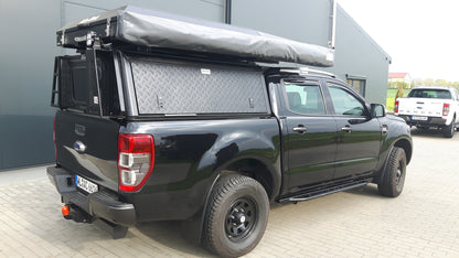 Hardtop Alu-Cab Adventure pour Mercedes-Benz X-Class 2018+, robuste et en aluminium, installé sur le véhicule.