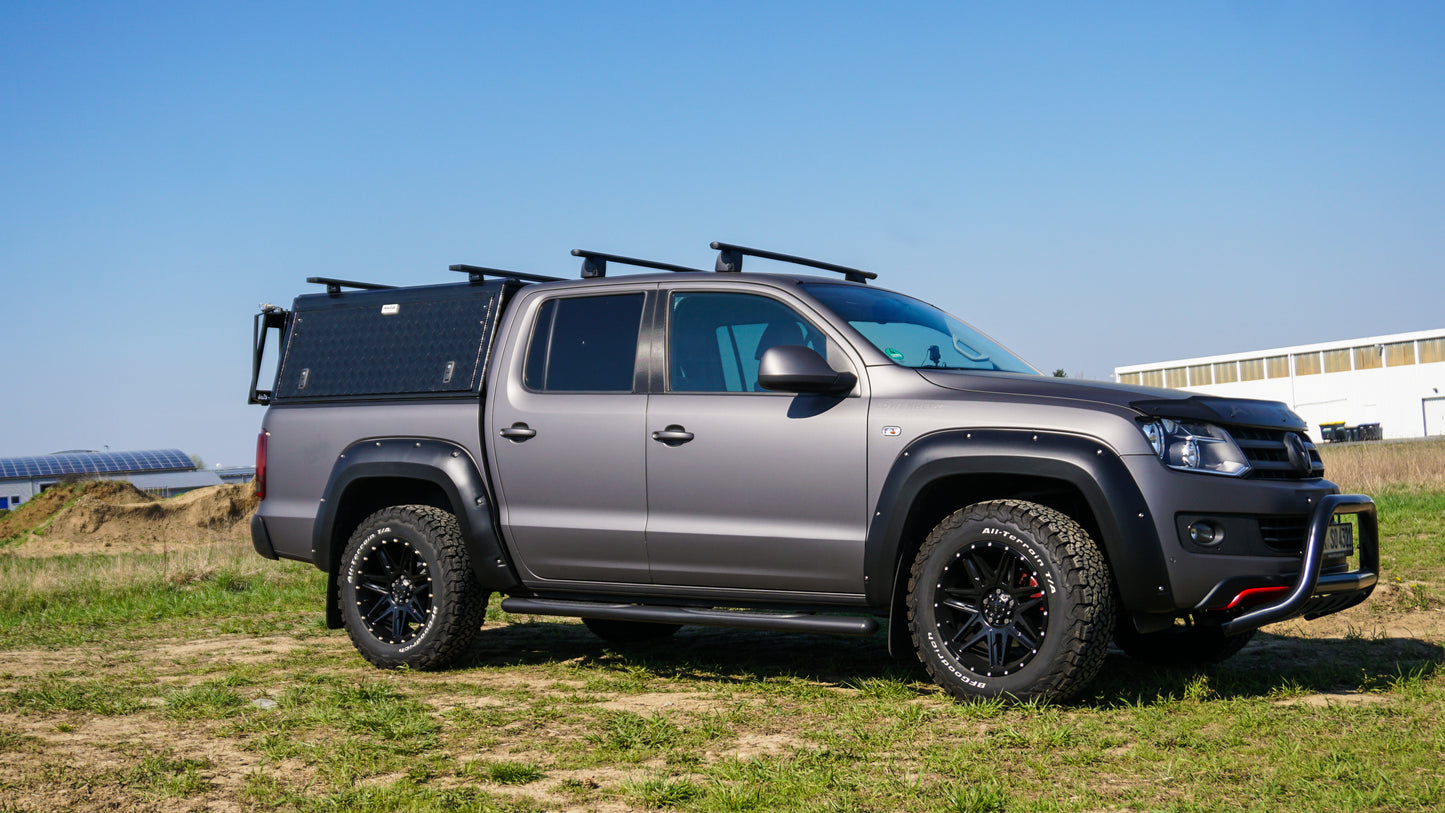 Hardtop Alu-Cab Adventure en aluminium pour Toyota Hilux Revo 2016+, fixation robuste et design pratique pour le coffre.